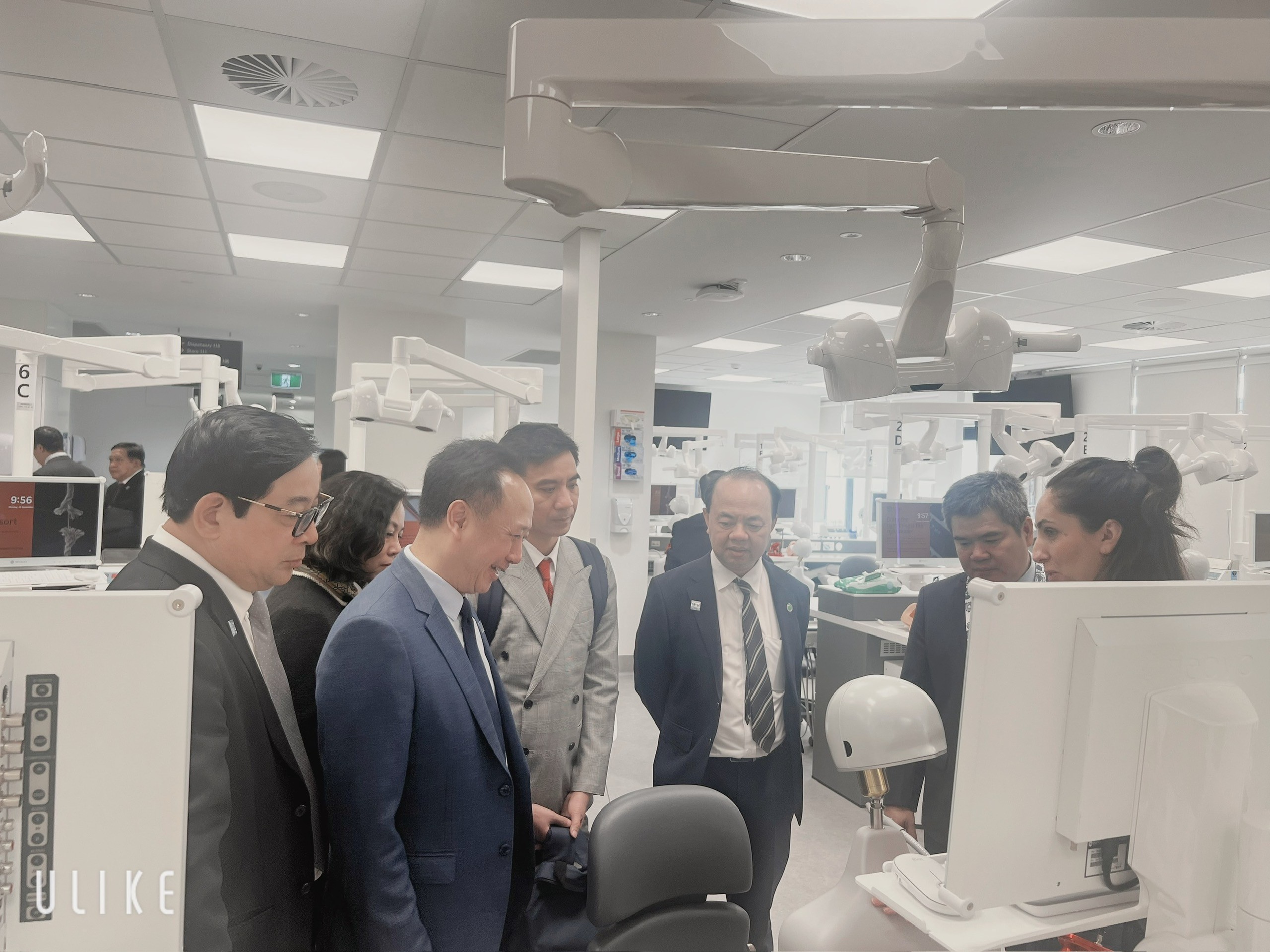 Chủ tịch Hội thăm Trung tâm Mô phỏng trường ĐH Sydney